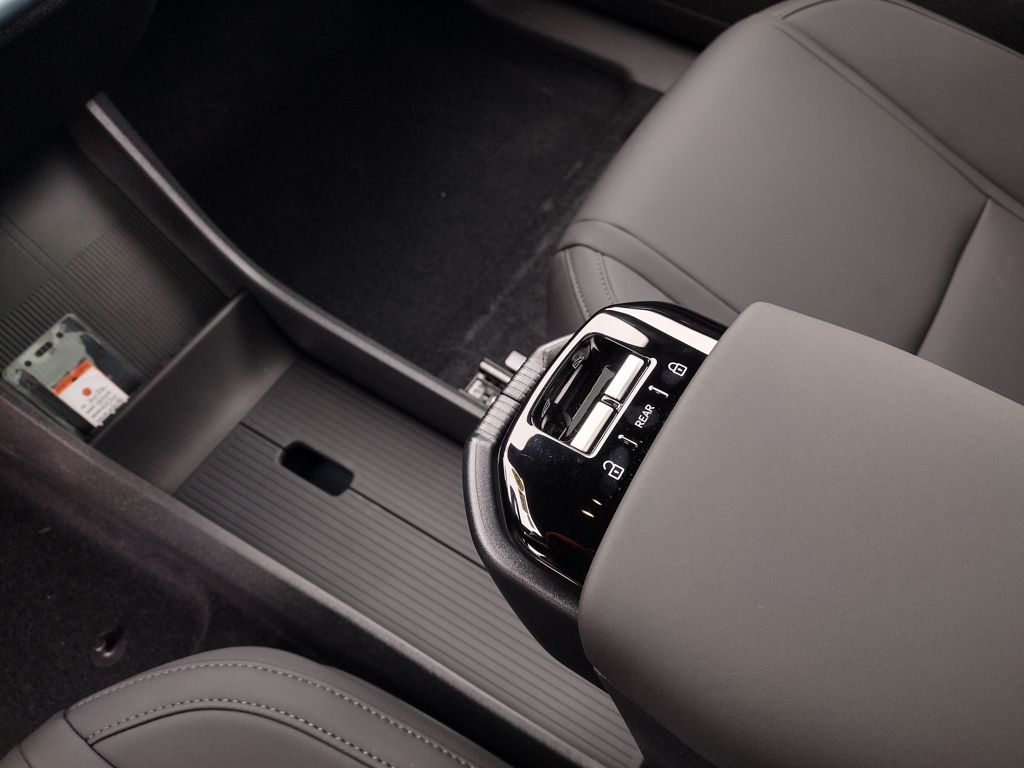 2025 VOLVO EX30 - Image 13