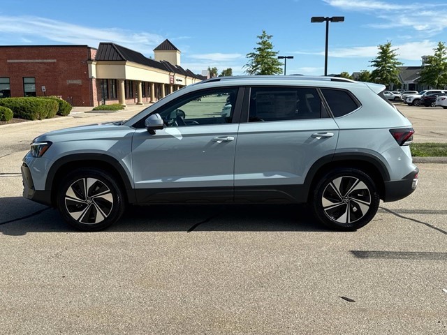 2025 Volkswagen Taos SE photo 2