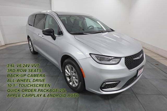 2024 Chrysler Pacifica Touring L's photo