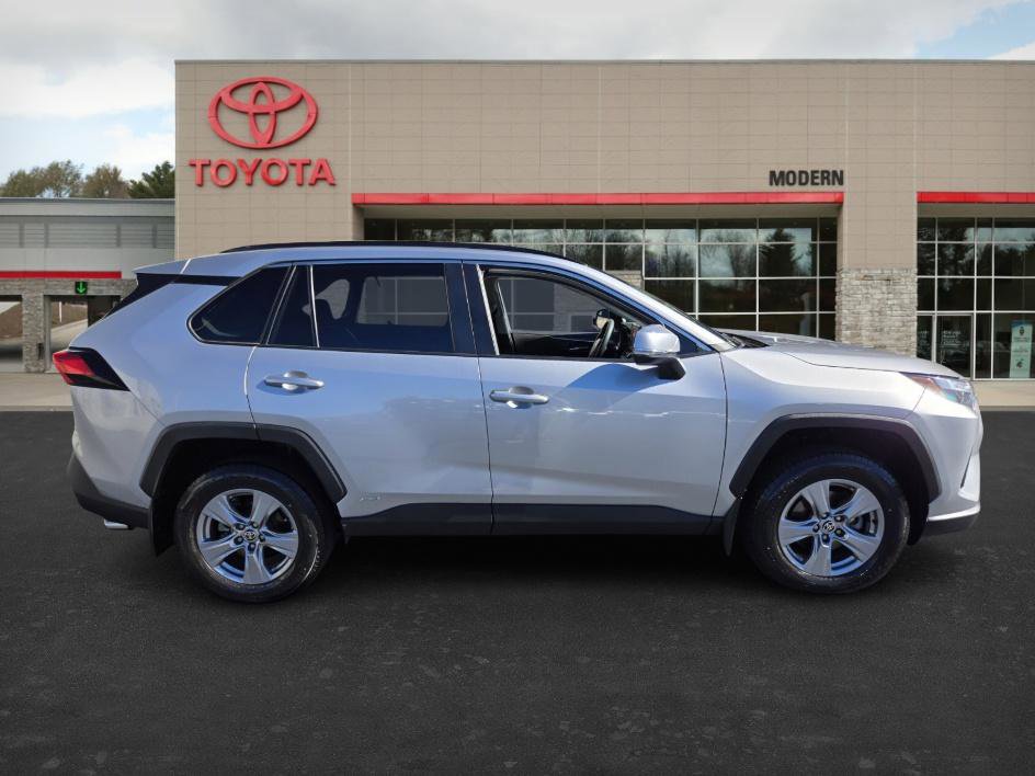 2022 Toyota RAV4 Hybrid XLE photo 2