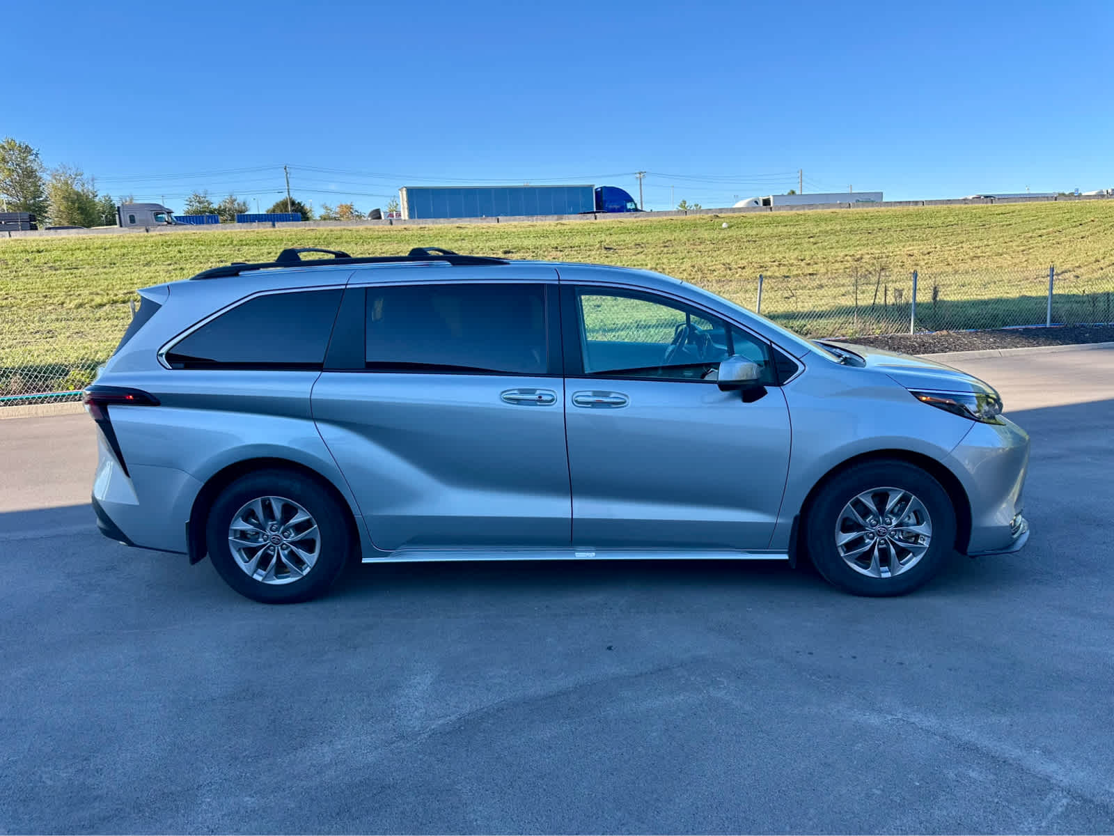 2024 Toyota Sienna XLE photo 4