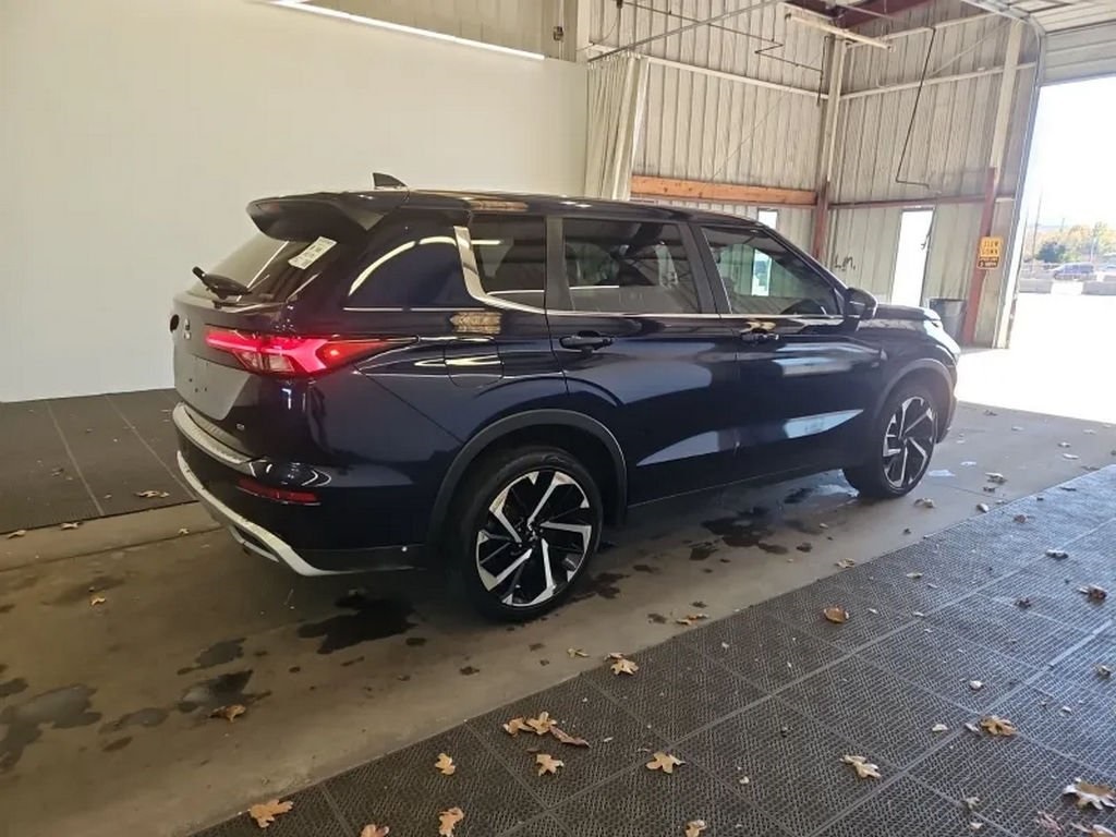 2024 Mitsubishi Outlander SE Black Edition photo 2