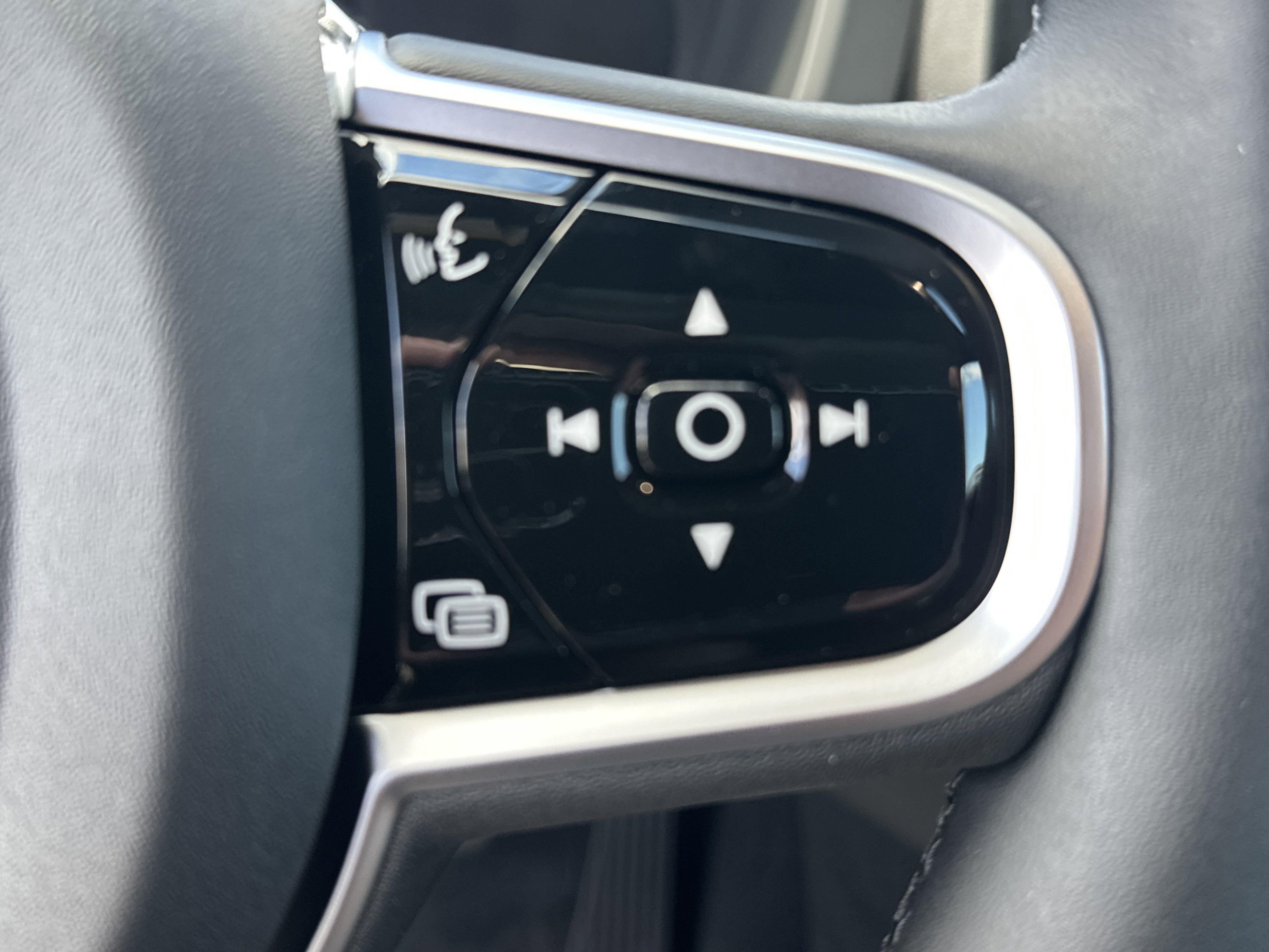 2026 Volvo XC60 B5 Plus photo 7