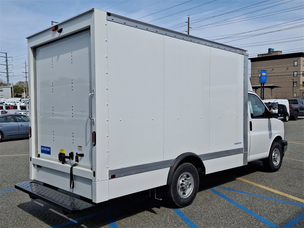 2025 Chevrolet Express Cutaway 3500 photo 4