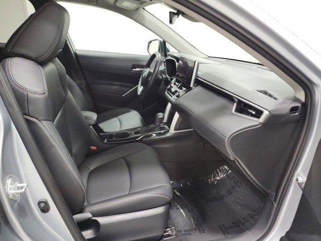 2023 Toyota Corolla Cross XLE photo 10