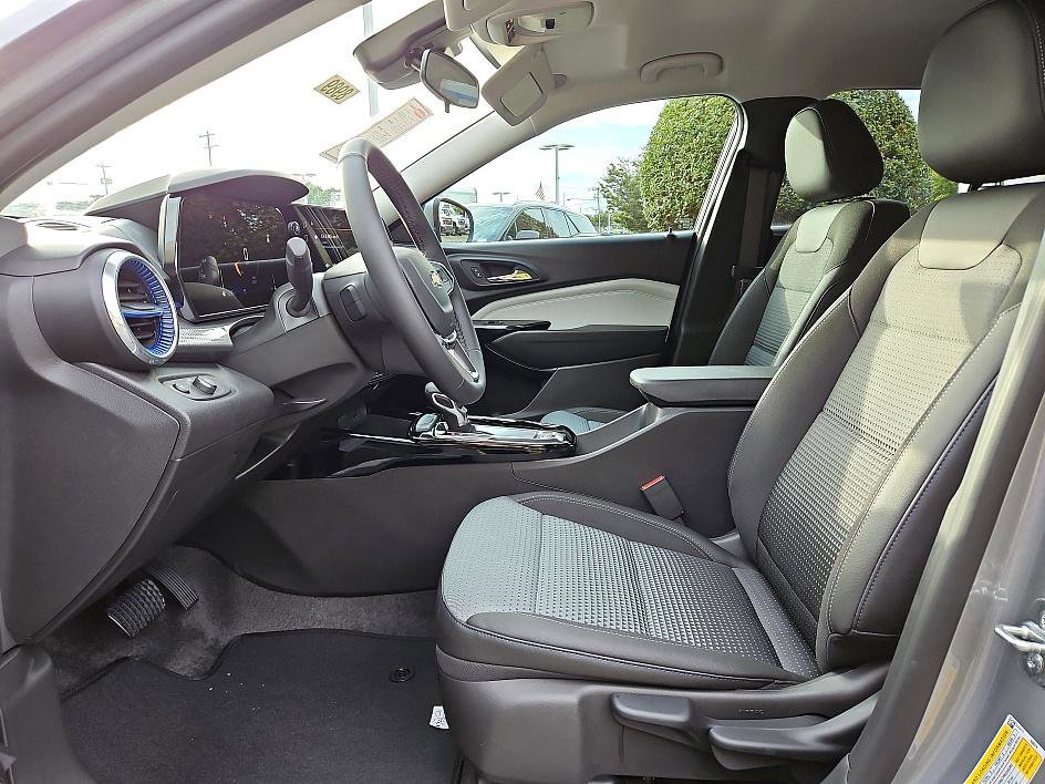2025 Chevrolet Trax LT photo 8