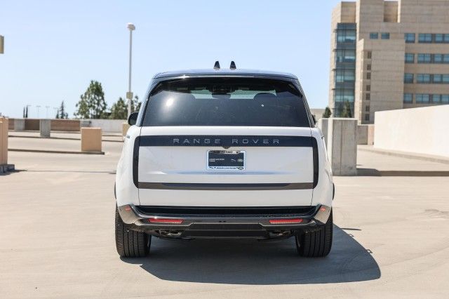 2025 Land Rover Range Rover SE photo 3