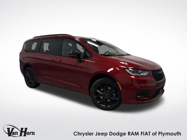 2026 Chrysler Pacifica Select's photo