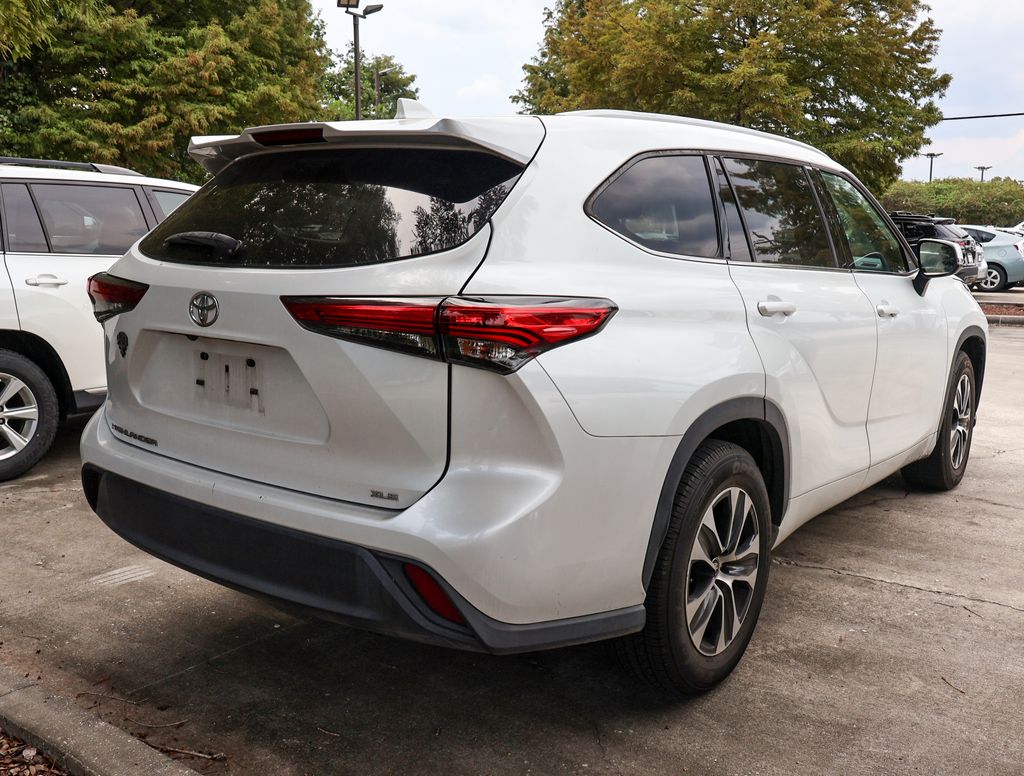 2022 Toyota Highlander XLE photo 3