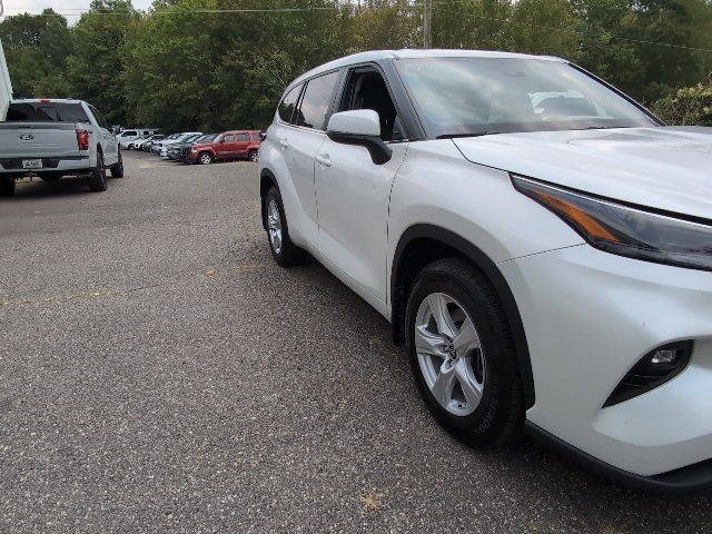 2024 Toyota Highlander LE photo 4