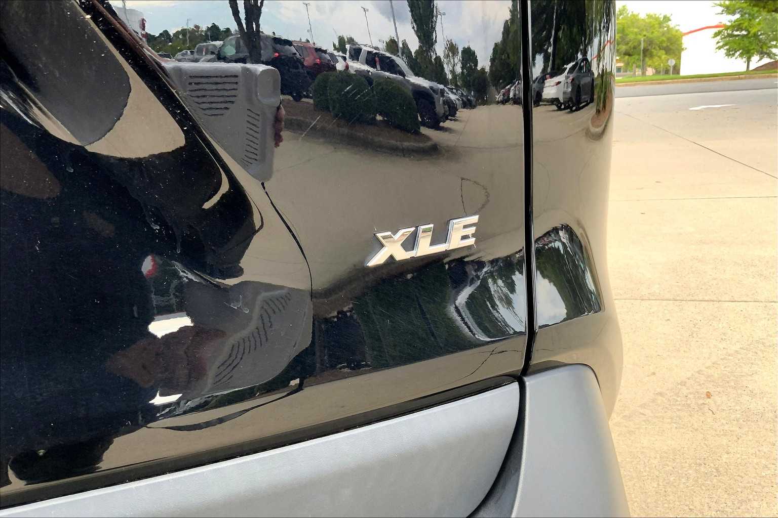 2024 Toyota RAV4 XLE photo 9
