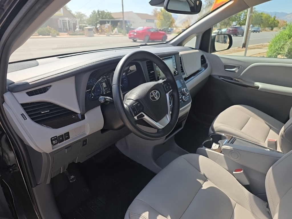 2020 Toyota Sienna XLE photo 9