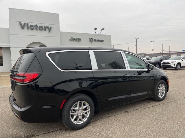 2026 Chrysler Pacifica photo 2