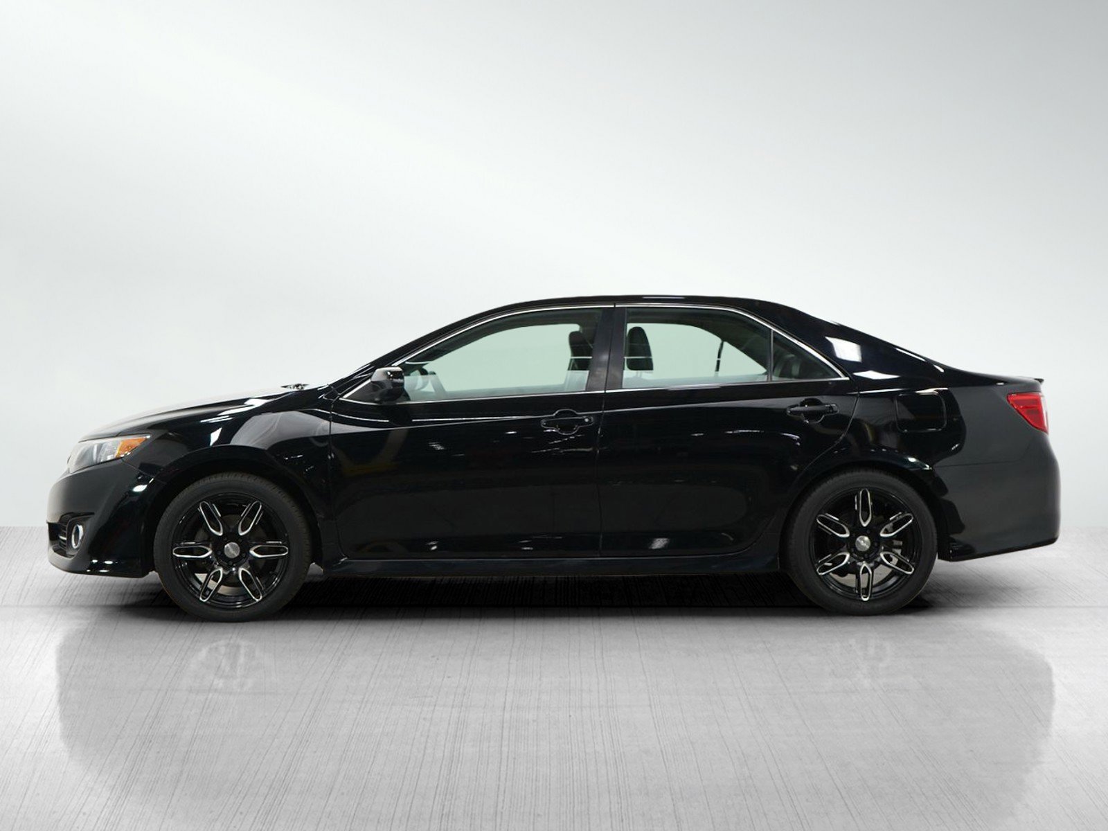 Used 2014 Toyota Camry SE with VIN 4T1BF1FK4EU760935 for sale in Burnsville, Minnesota