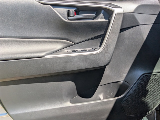 2022 Toyota RAV4 LE photo 11
