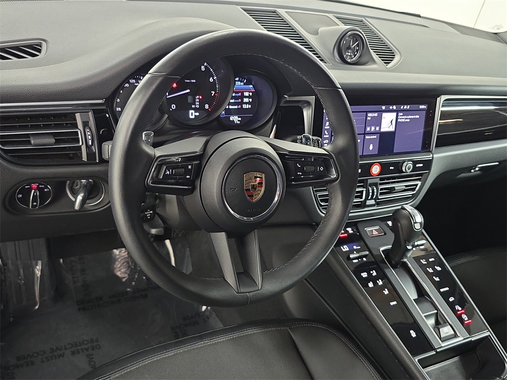 2025 Porsche Macan T photo 4