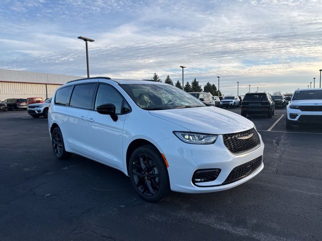 2026 Chrysler Pacifica Limited photo 2