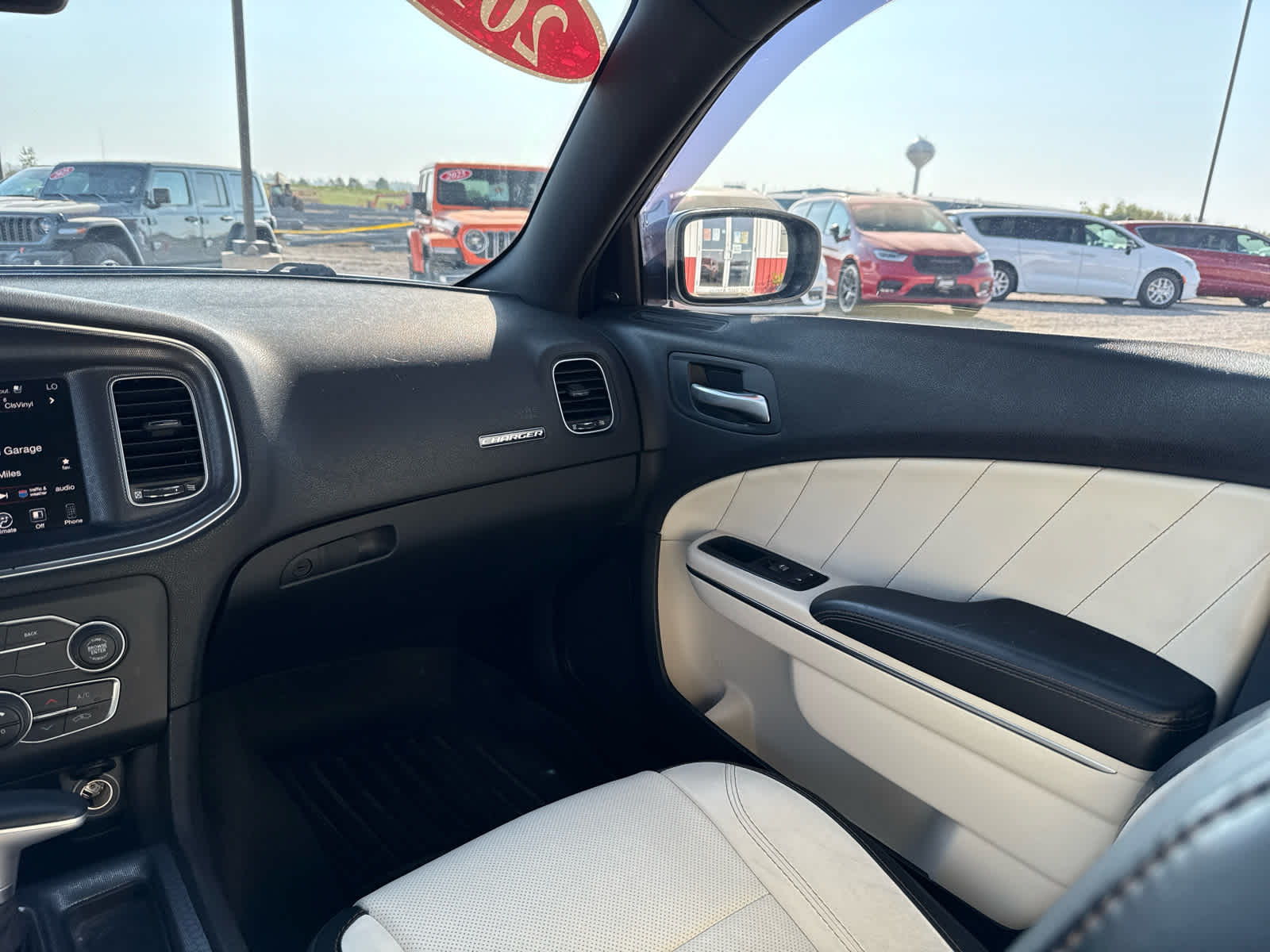 2016 Dodge Charger SXT photo 16