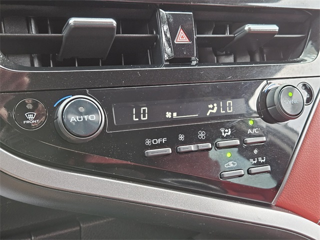 2021 Toyota Camry Hybrid XSE photo 21