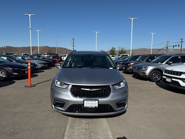 2021 Chrysler Pacifica Touring L photo 2