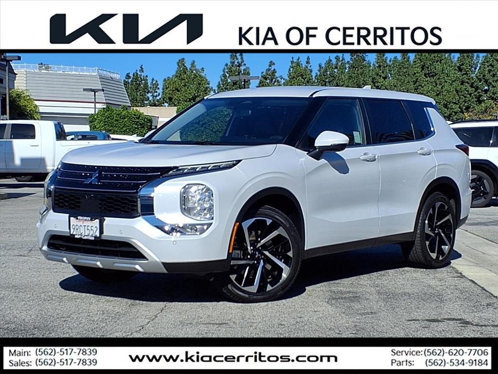 2024 Mitsubishi Outlander SE's photo