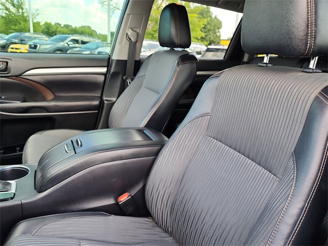2019 Toyota Highlander LE Plus photo 10