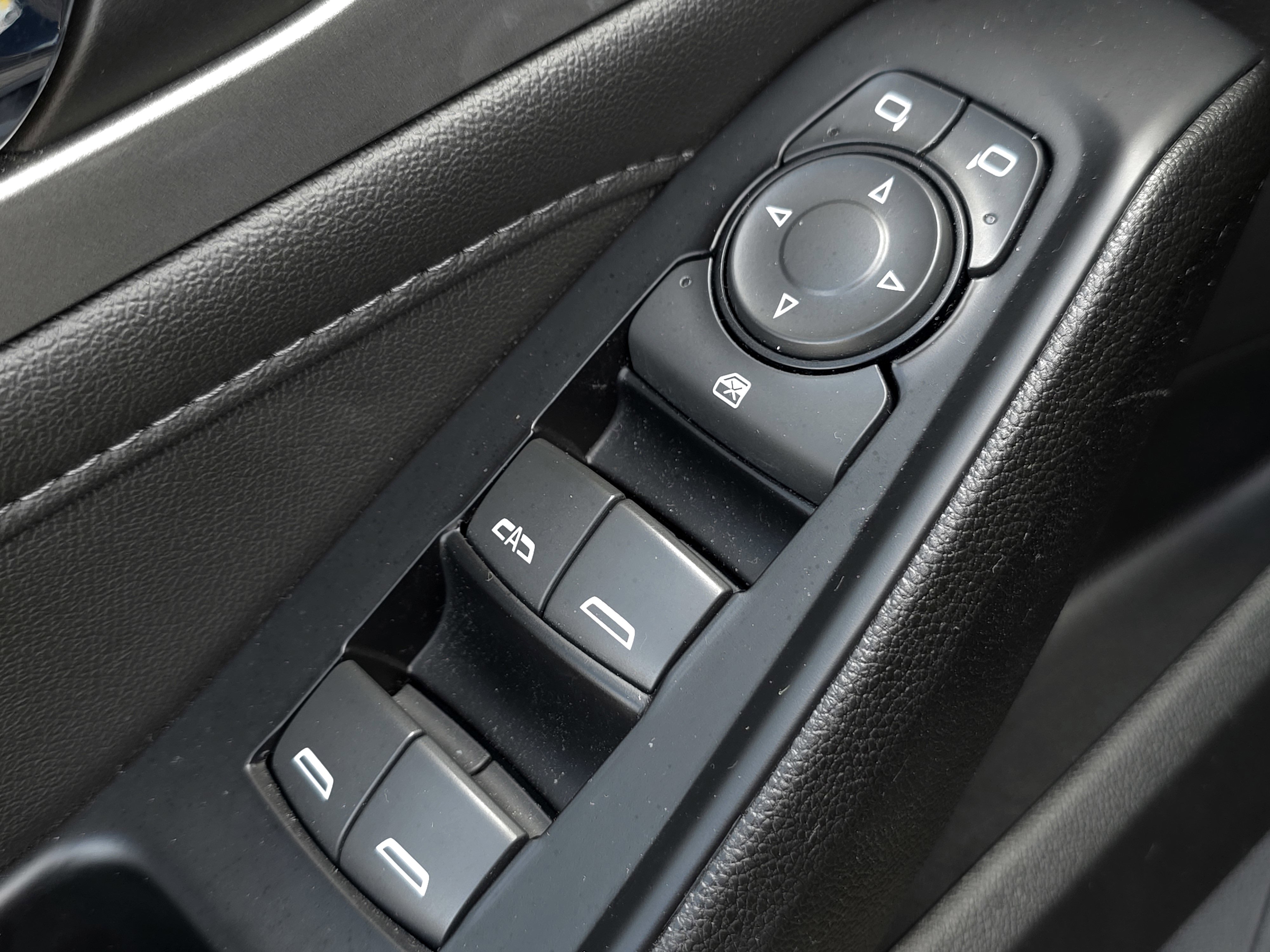 2023 Chevrolet Traverse Cloth photo 2