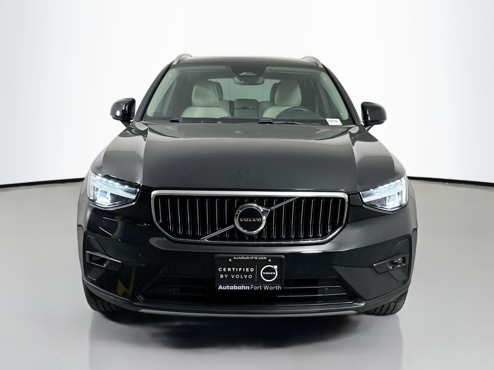 2023 Volvo XC40 Plus photo 2