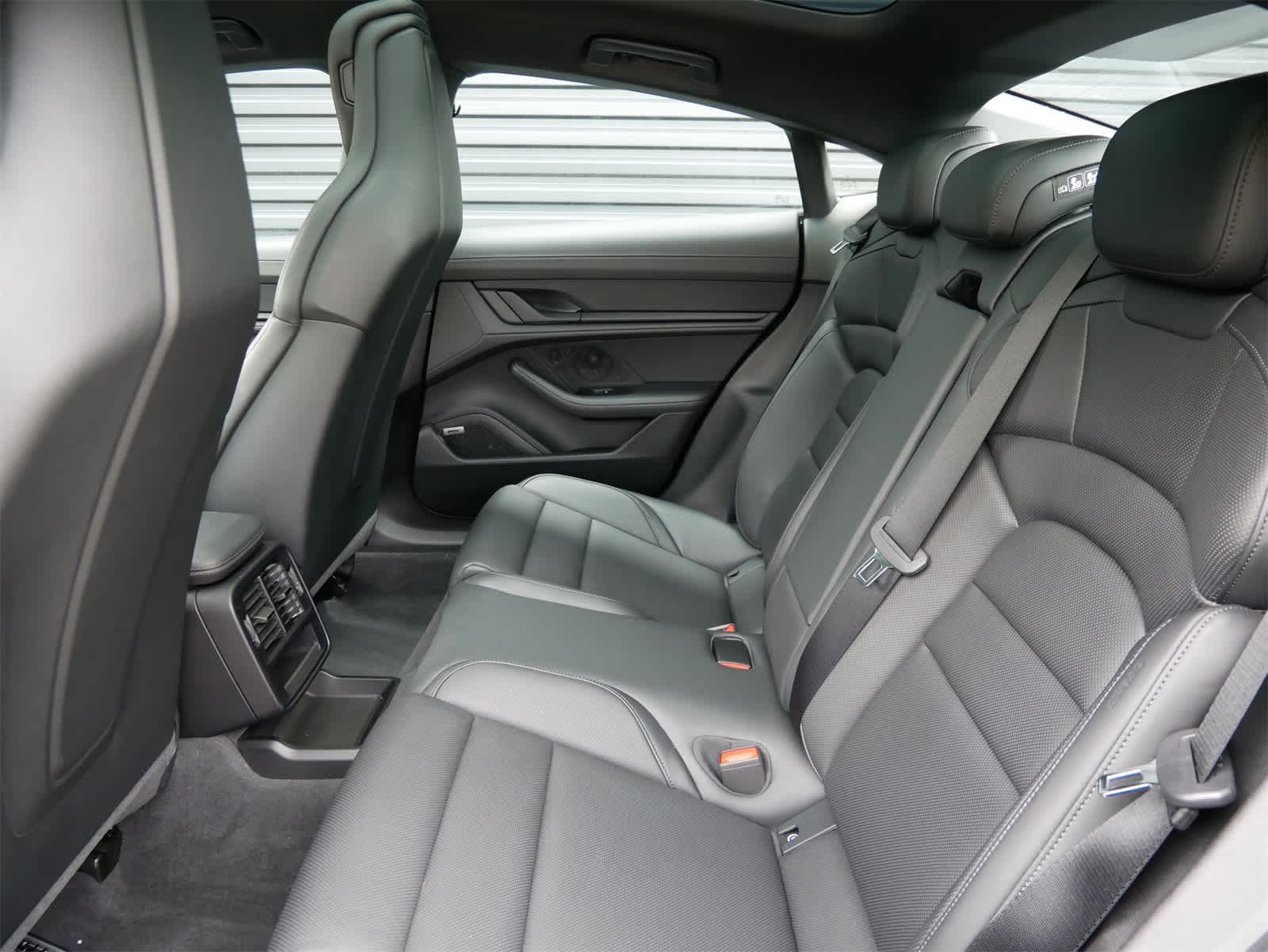 2023 Porsche Taycan photo 6