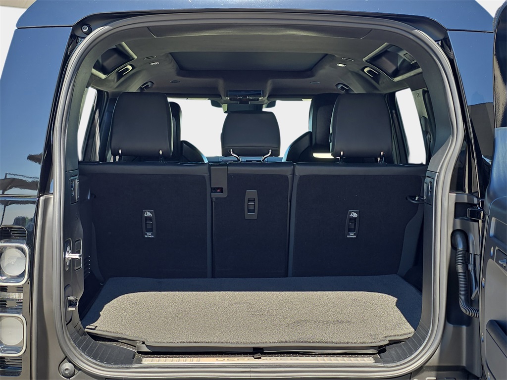 2025 Land Rover Defender 110 V8 photo 11