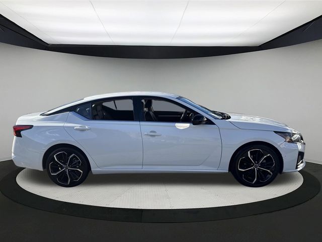2023 Nissan Altima 2.5 SR photo 3