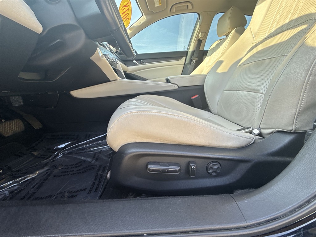2018 Honda Accord Touring 2.0T photo 13