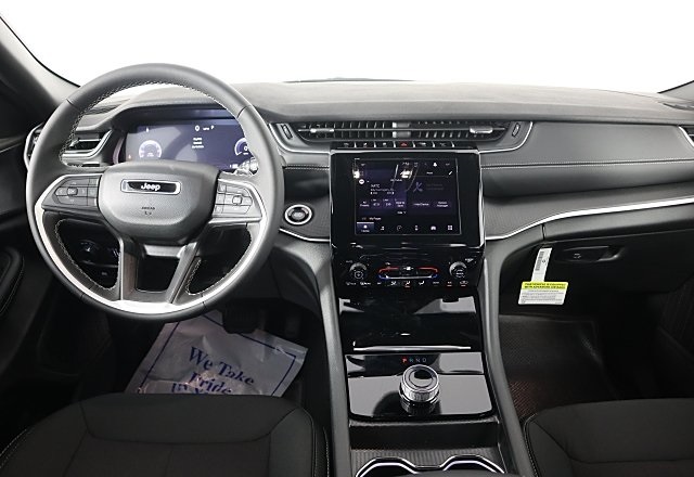2025 Jeep Grand Cherokee Laredo Altitude photo 8