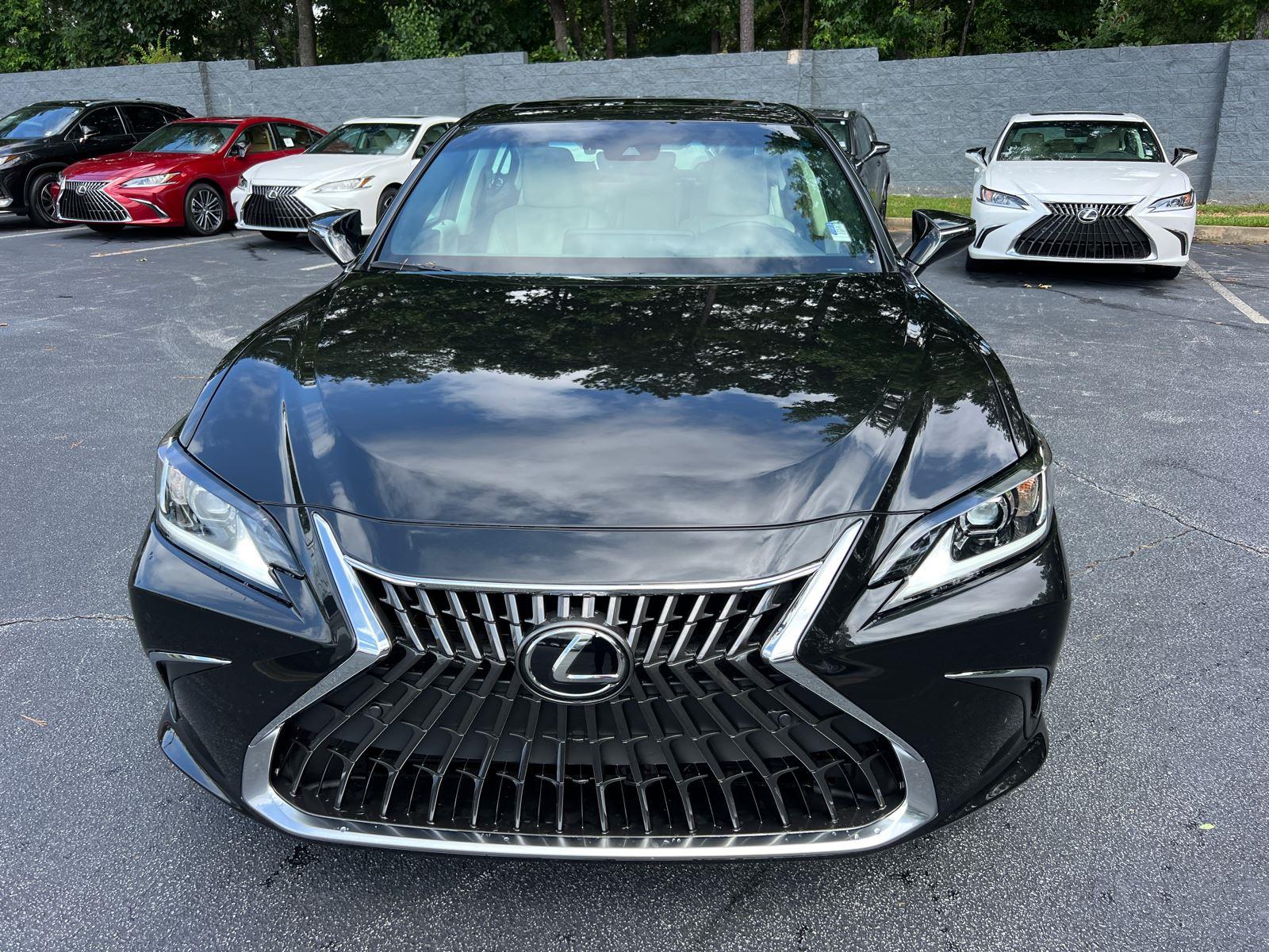 2025 Lexus ES 300h photo 3