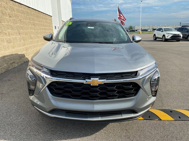 2025 Chevrolet Trax LT photo 2