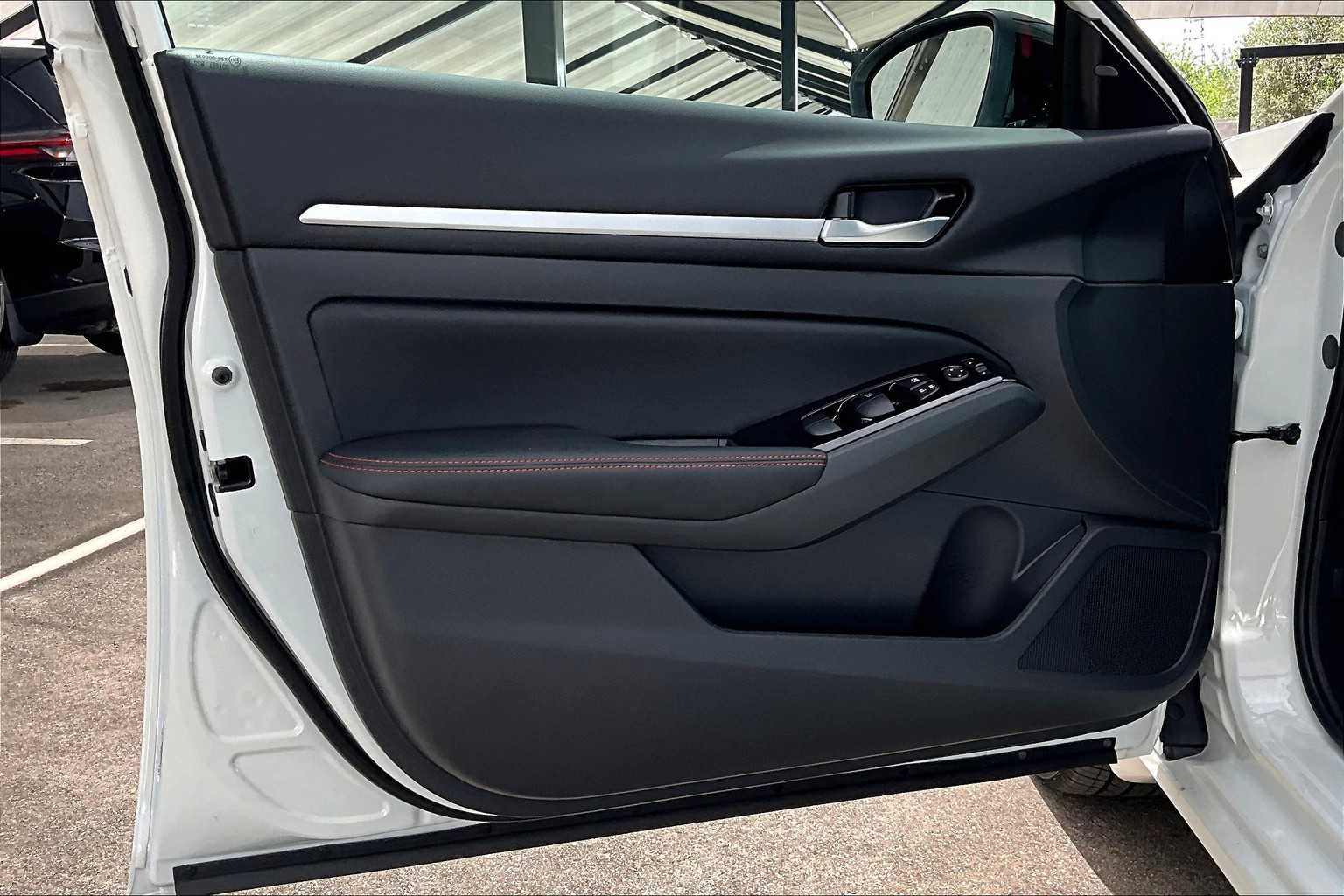 2025 Nissan Altima SR photo 12
