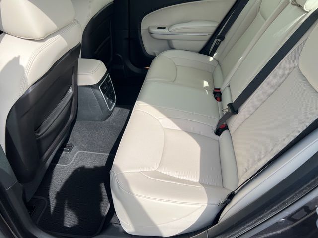 2023 Chrysler 300 Touring L photo 15
