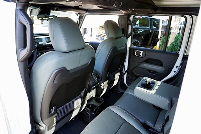 New 2025 Bright White Clear-Coat Exterior Paint Jeep Mojave image 23