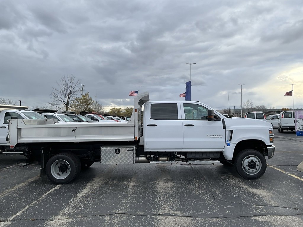 2024 Chevrolet Silverado 5500HD Work Truck photo 2