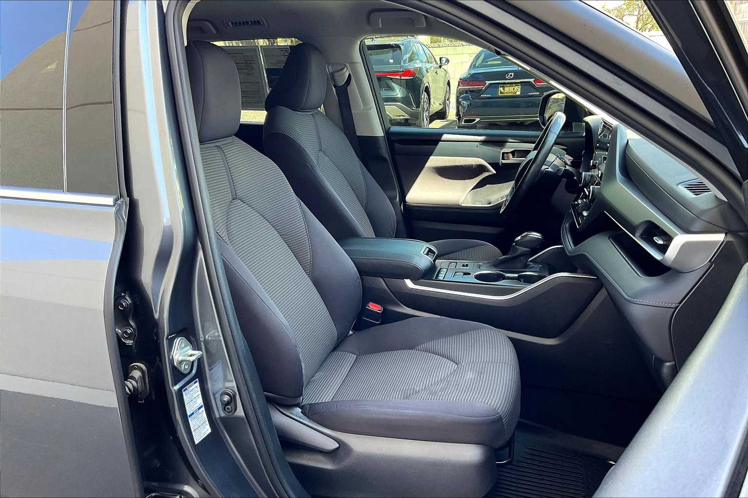 2020 Toyota Highlander LE photo 8