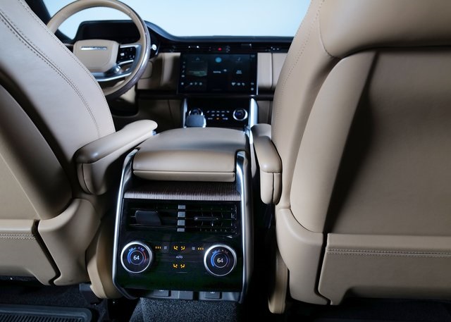 2023 Land Rover Range Rover SE photo 9