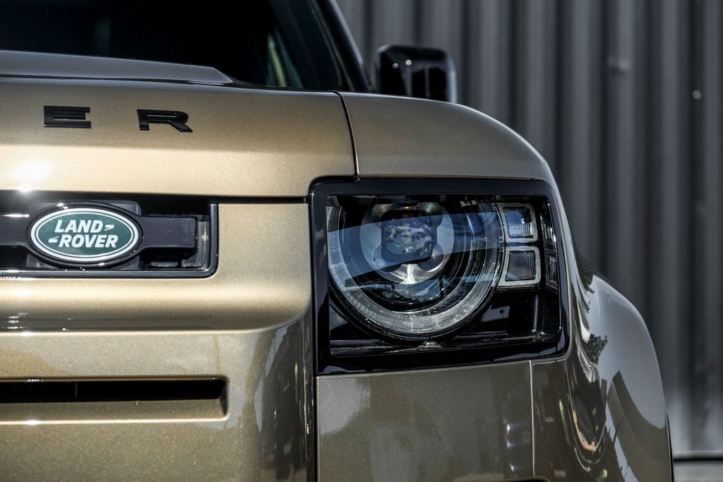 2025 Land Rover Defender 110 X-Dynamic SE photo 6