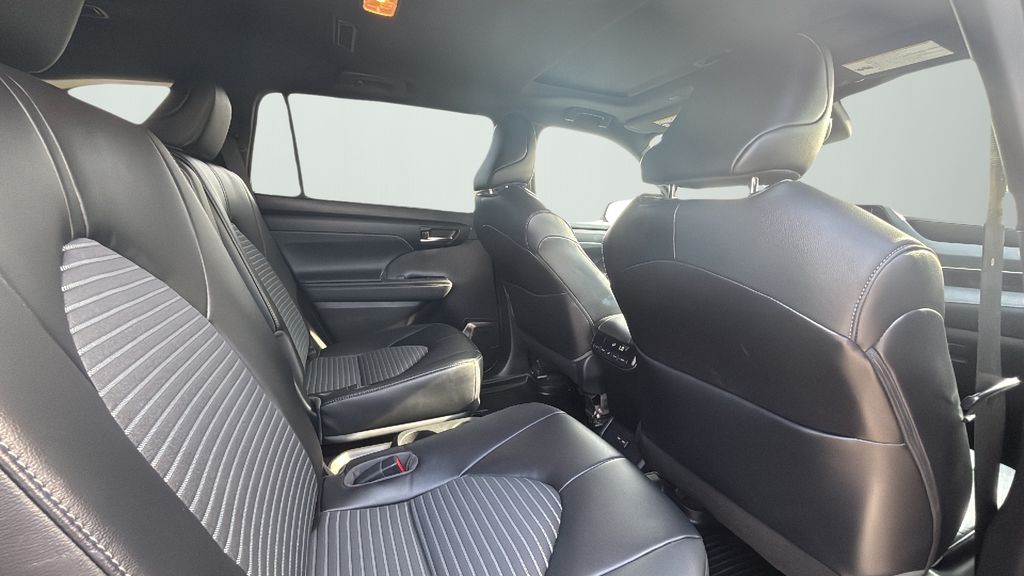 2023 Toyota Highlander XSE photo 14