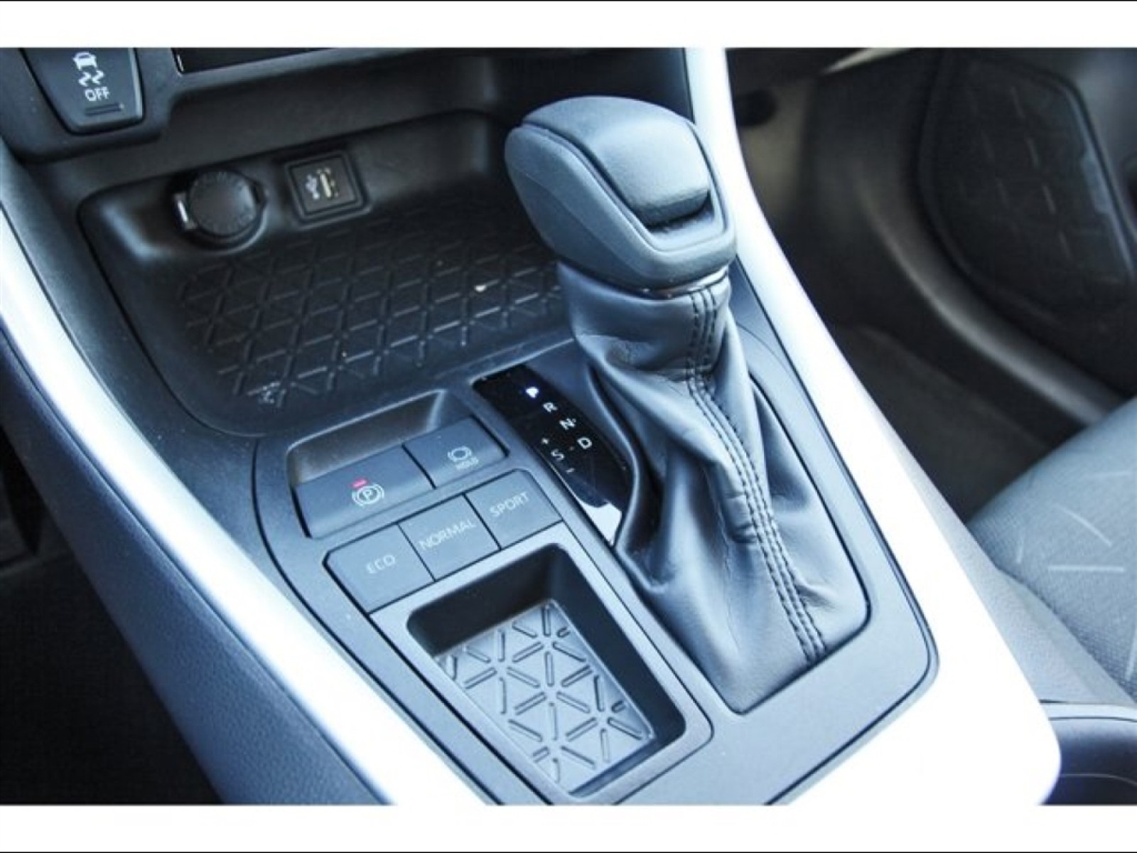 2024 Toyota RAV4 XLE White at Robbins Nissan