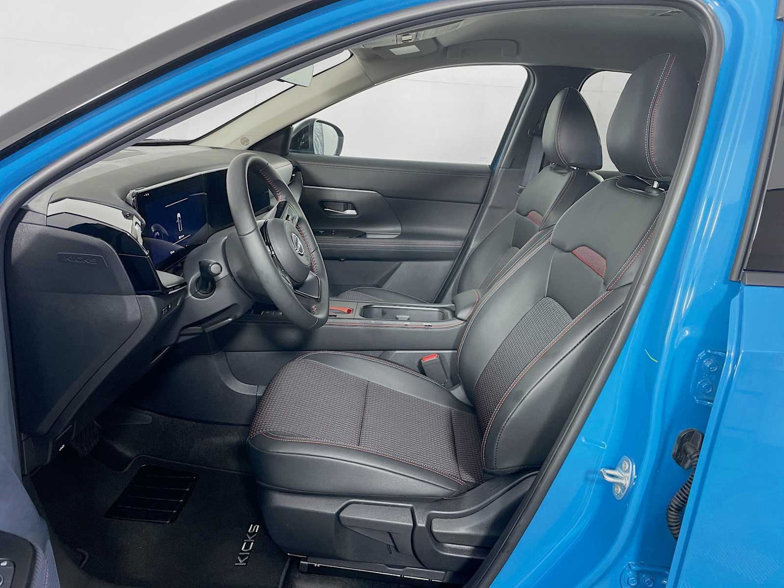 2025 Nissan Kicks SR photo 2