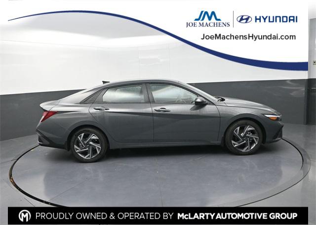 2025 Hyundai Elantra SEL's photo
