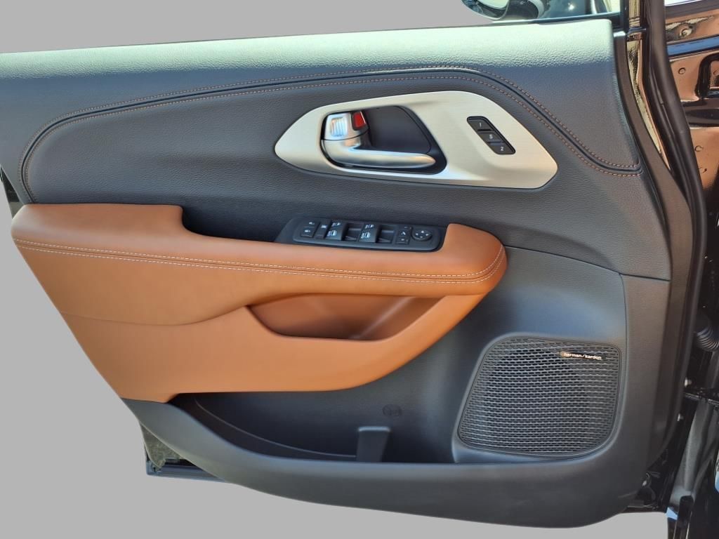 2026 Chrysler Pacifica Pinnacle photo 12
