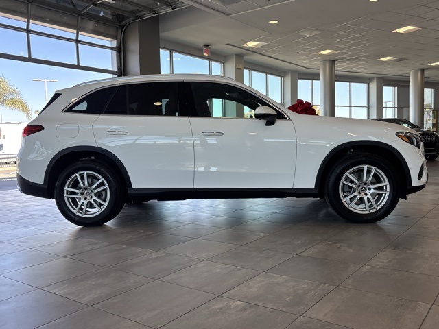 2025 Mercedes Benz GLC 300 photo 2