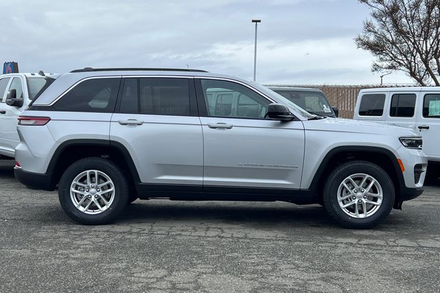 2025 Jeep Grand Cherokee Laredo X photo 3