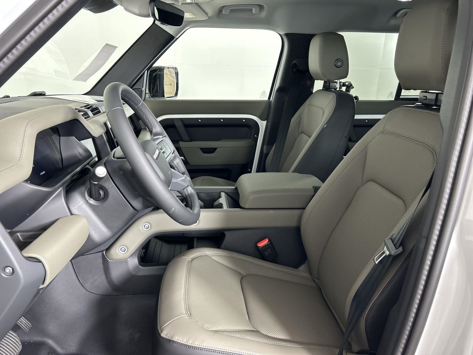 2025 Land Rover Defender 110 S photo 22